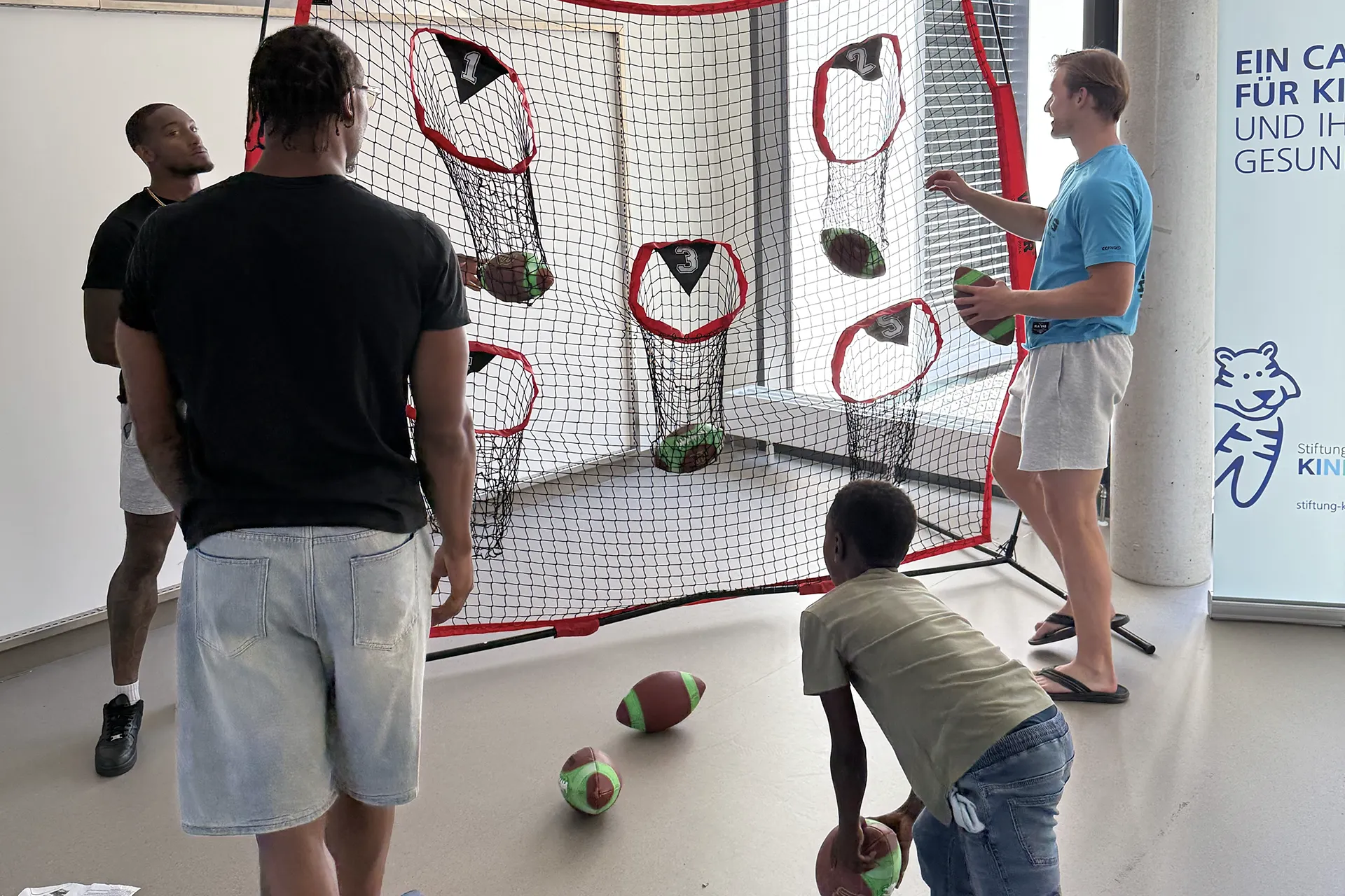 Football-Stars spielen in der Kinderklinik